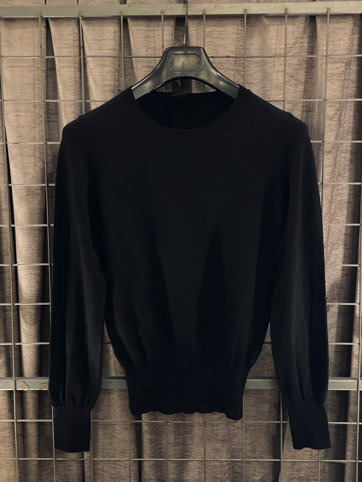 VKH050- GAP BLACK SWEATER